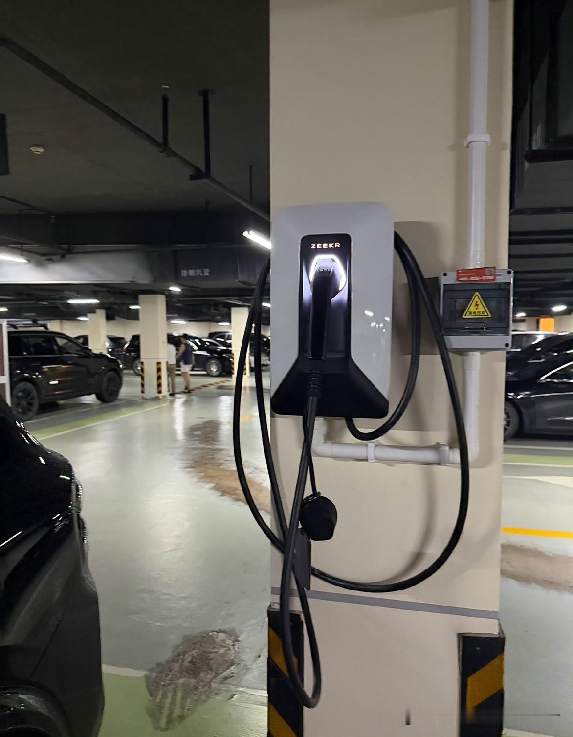 极氪8x曜影 提车5天 300公里 一点油没加 全部用的都是电 70多度的电池 