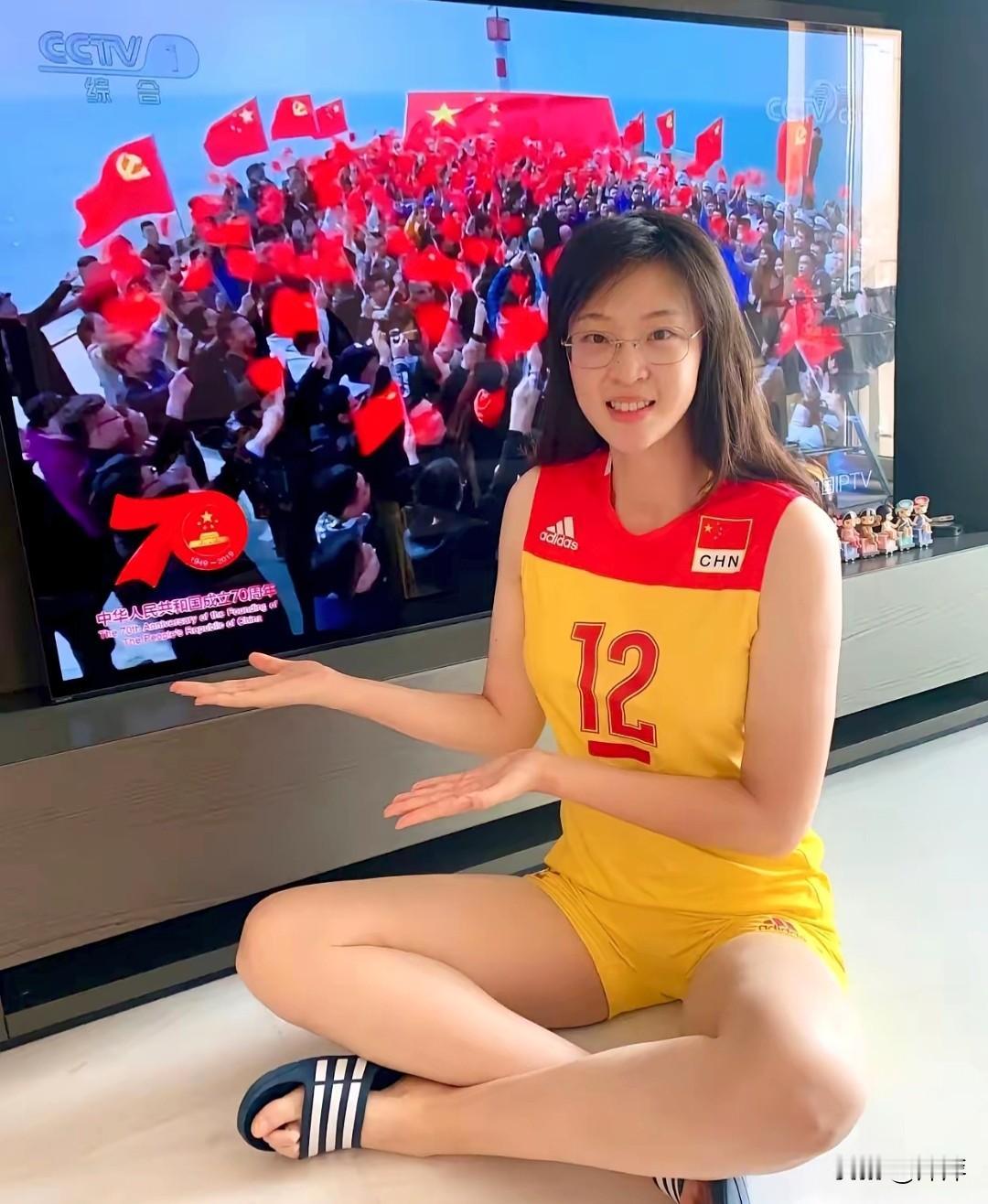 前中国女排队长惠若琪，身着经典12号国家队战袍，与国庆70周年盛典同框。
 
满