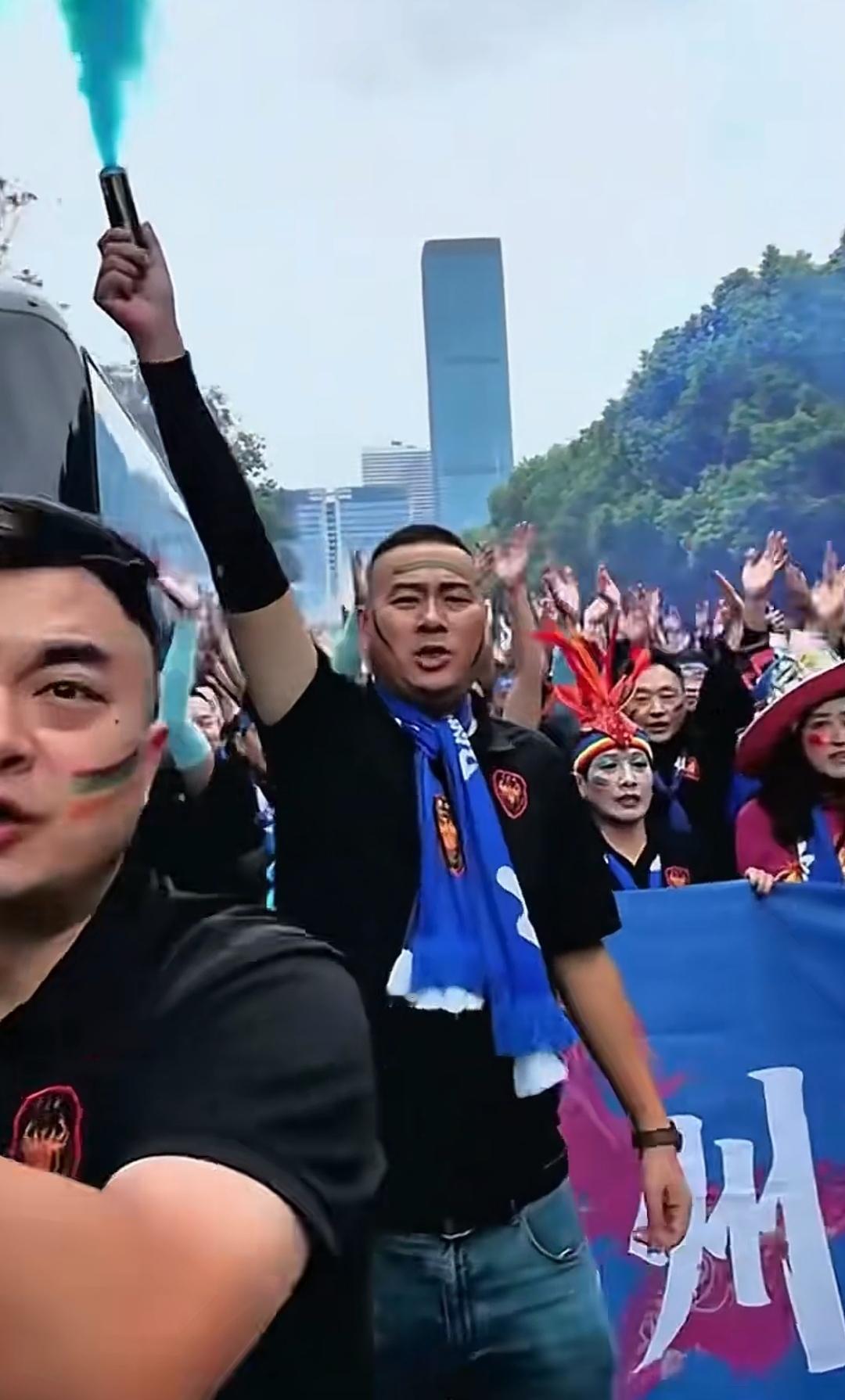 不敢想象，泰州球迷太疯狂了，过一会，如果泰州队在南京决赛中夺冠，不知道球迷们会如