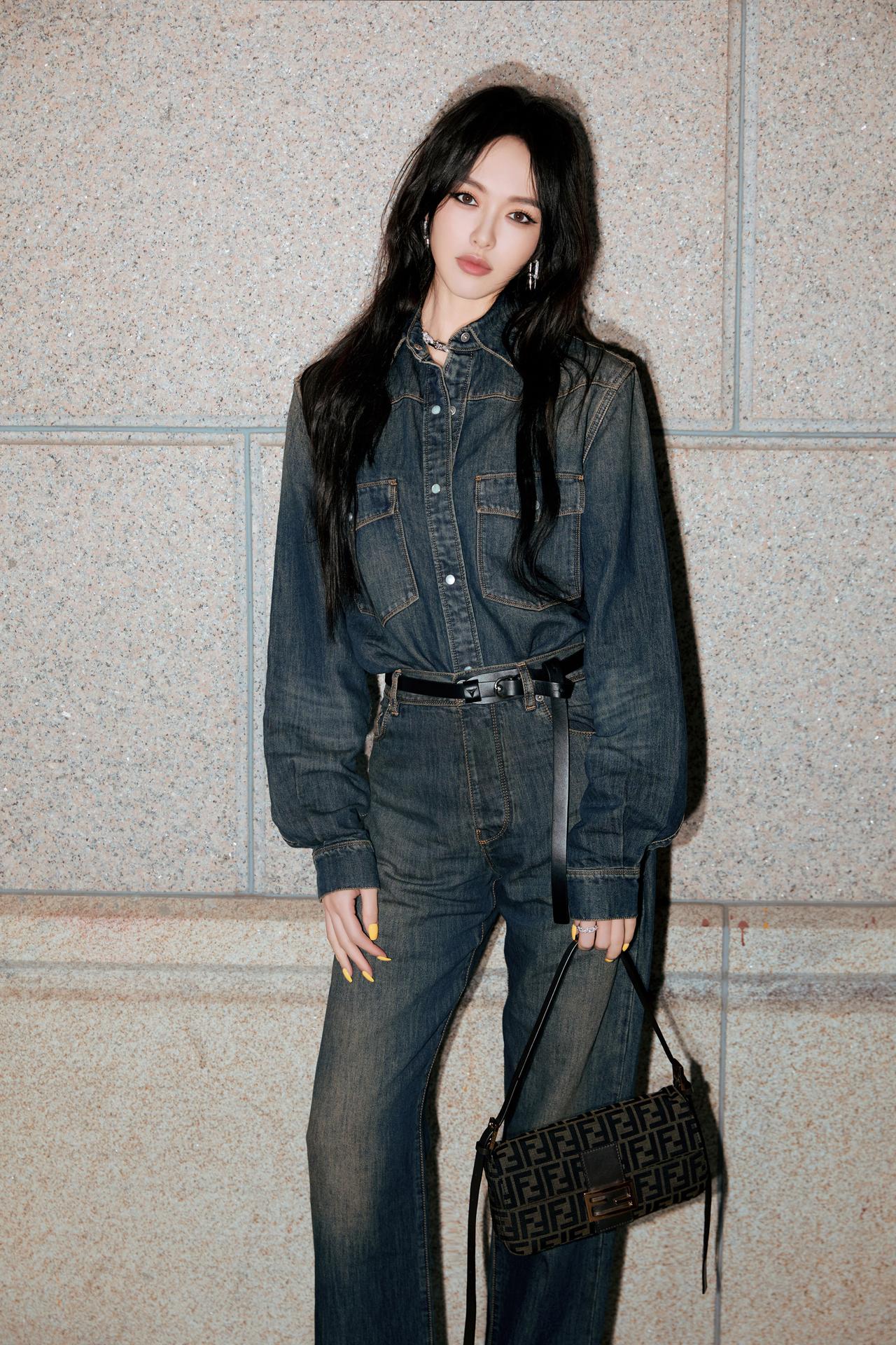 FENDI品牌代言人唐嫣，她身着FENDI 2026秋冬女士单宁套装，搭配全新B