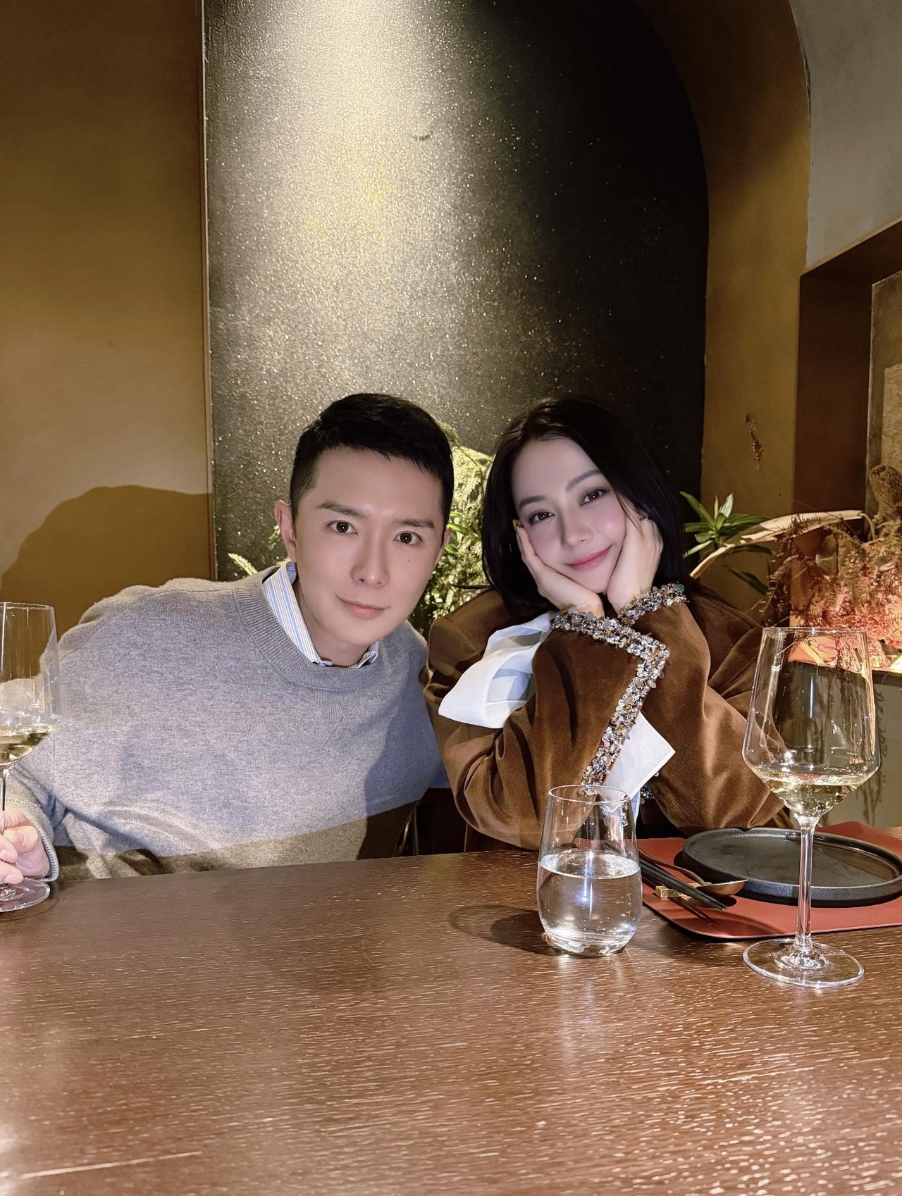 3月18日晚，刘冲晒与迪丽热巴合照，并配文：“晚餐愉快，吃了好多，聊了很多～一切