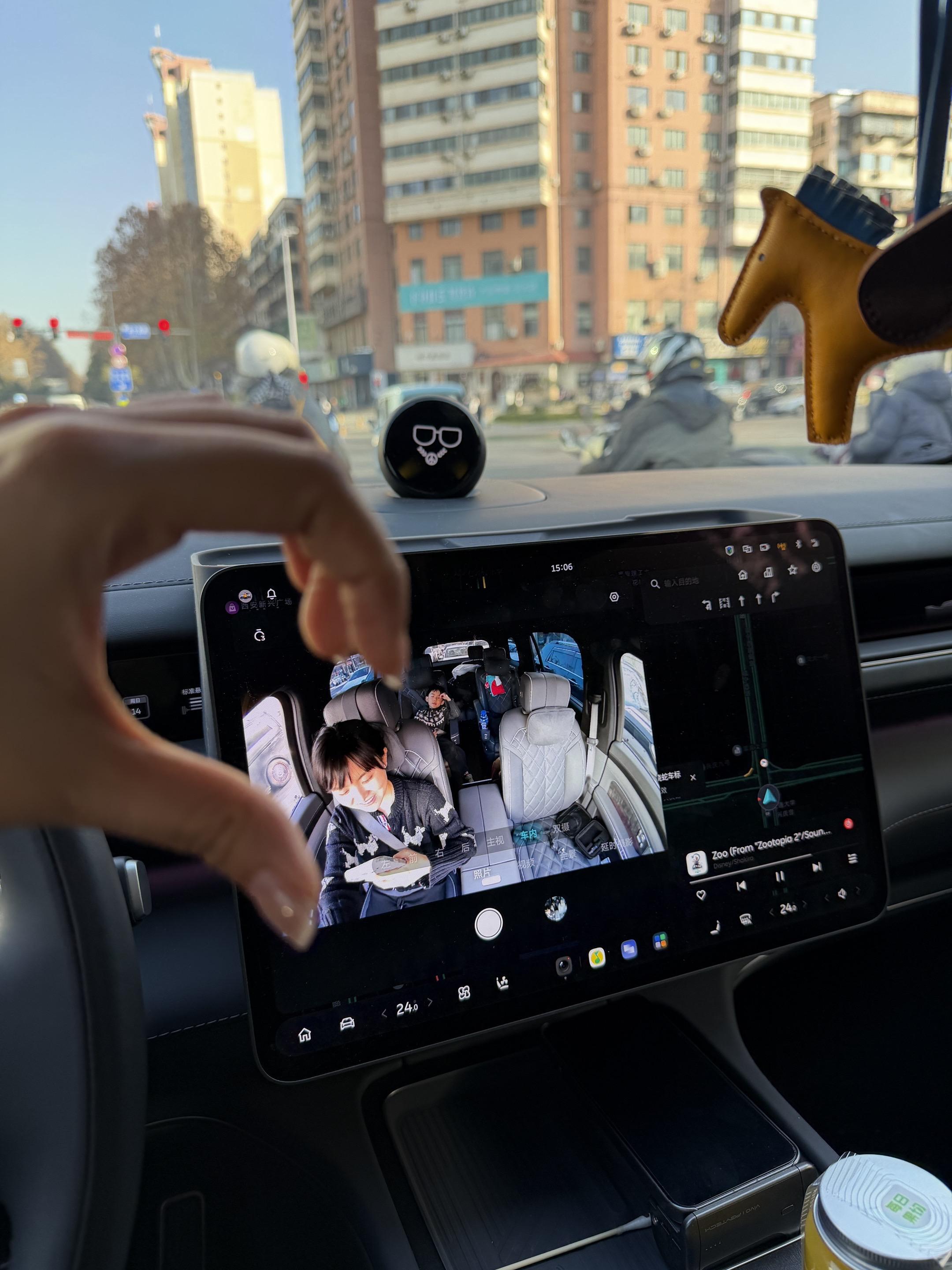 hi nomi 帮我拍张照📸。这个拍摄机位到底谁研究的！还有点ccd...