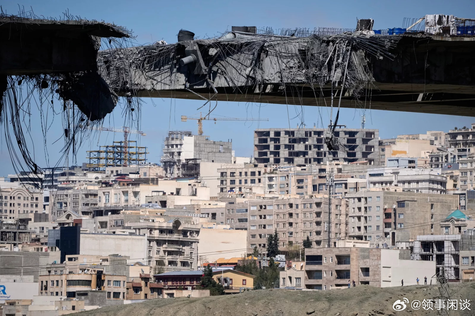 【一名美国官员证实，一架美国战机在伊朗上空坠毁，一人获救一人下落不明】（NPR）