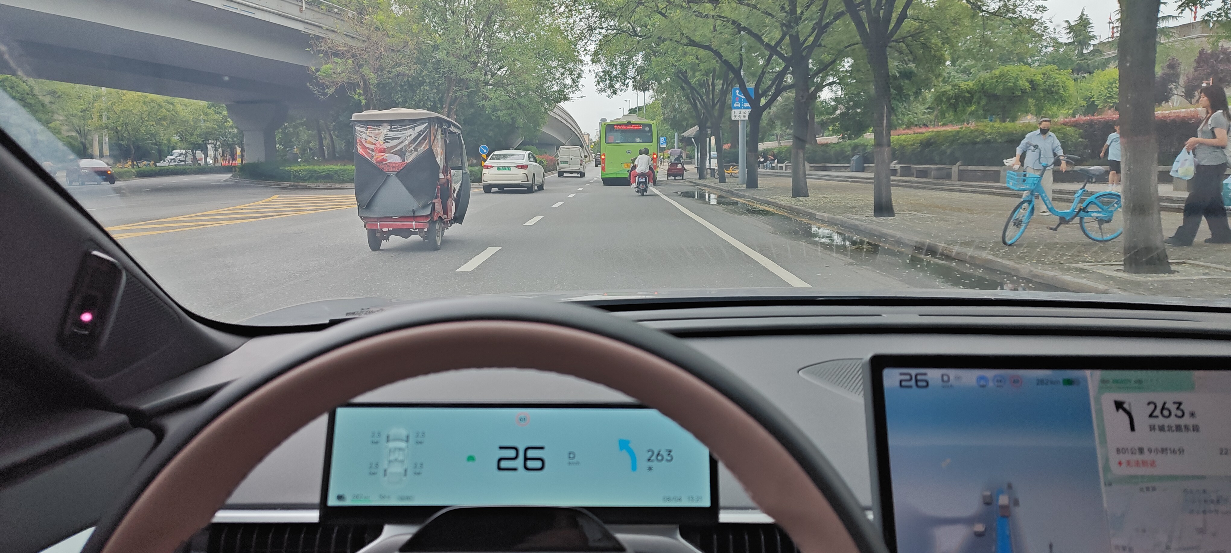 这么容易堵的地方，居然这么多三蹦子。西安 西安·西安城墙