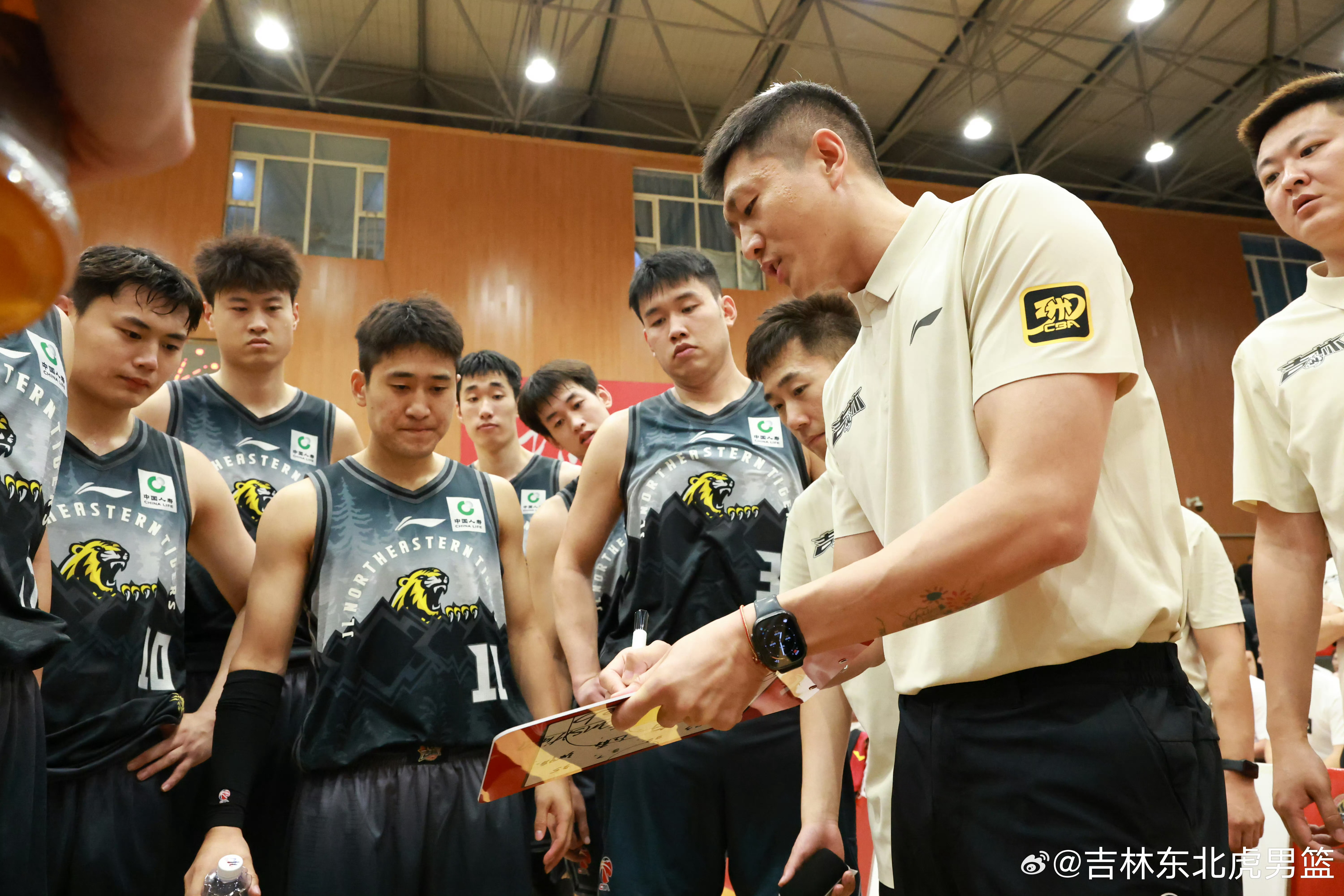 今天吉林男篮与辽宁男篮的热身赛，从国家队回归的李昂指导正式现身场边执教。cba