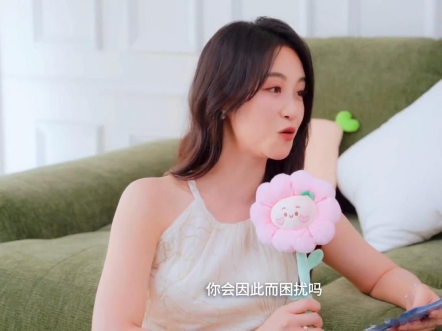 好想像张月这么呆萌地活一次看这段采访直接笑出声，蓝盈莹跟她聊网上对她歌声和性格的