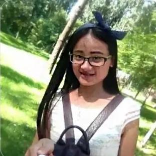 那个被遗弃在火车站的女婴，如今成了养父母最骄傲的“作品”。

孙玉晴的童年，是在