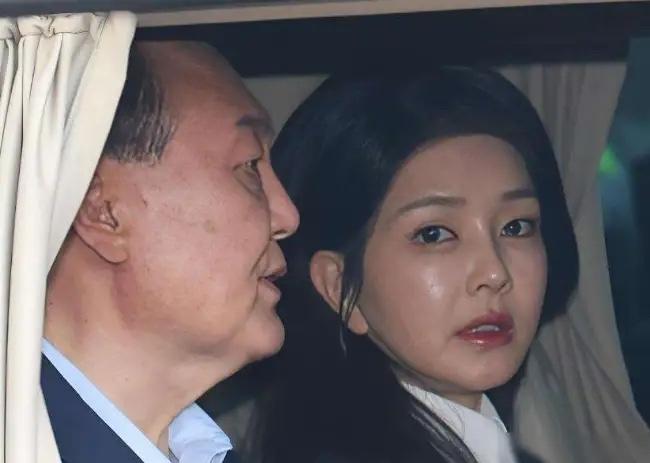 韩国政治圈现夫妻双押惨案引发追责迷雾。
2022年尹锡悦击败李在明当总统，差了0