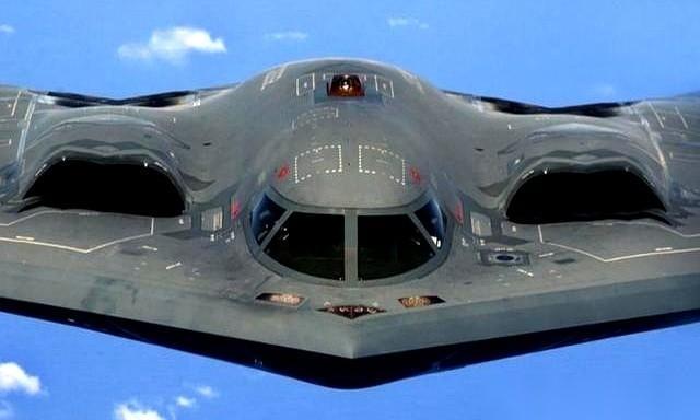 那架24亿美金一架，飞了30年从没被击落过的B-2，现在每次出任务，地图上都要绕