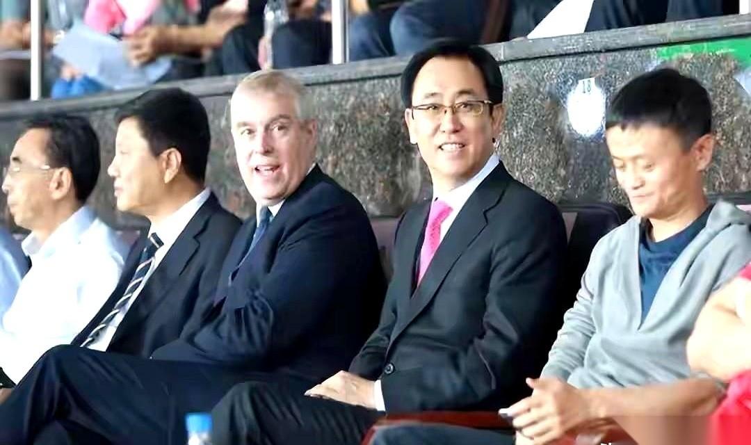 都说许家印那张名片，递到人手里，对方第一眼压根找不到他的名字。
巴掌大的一块硬纸