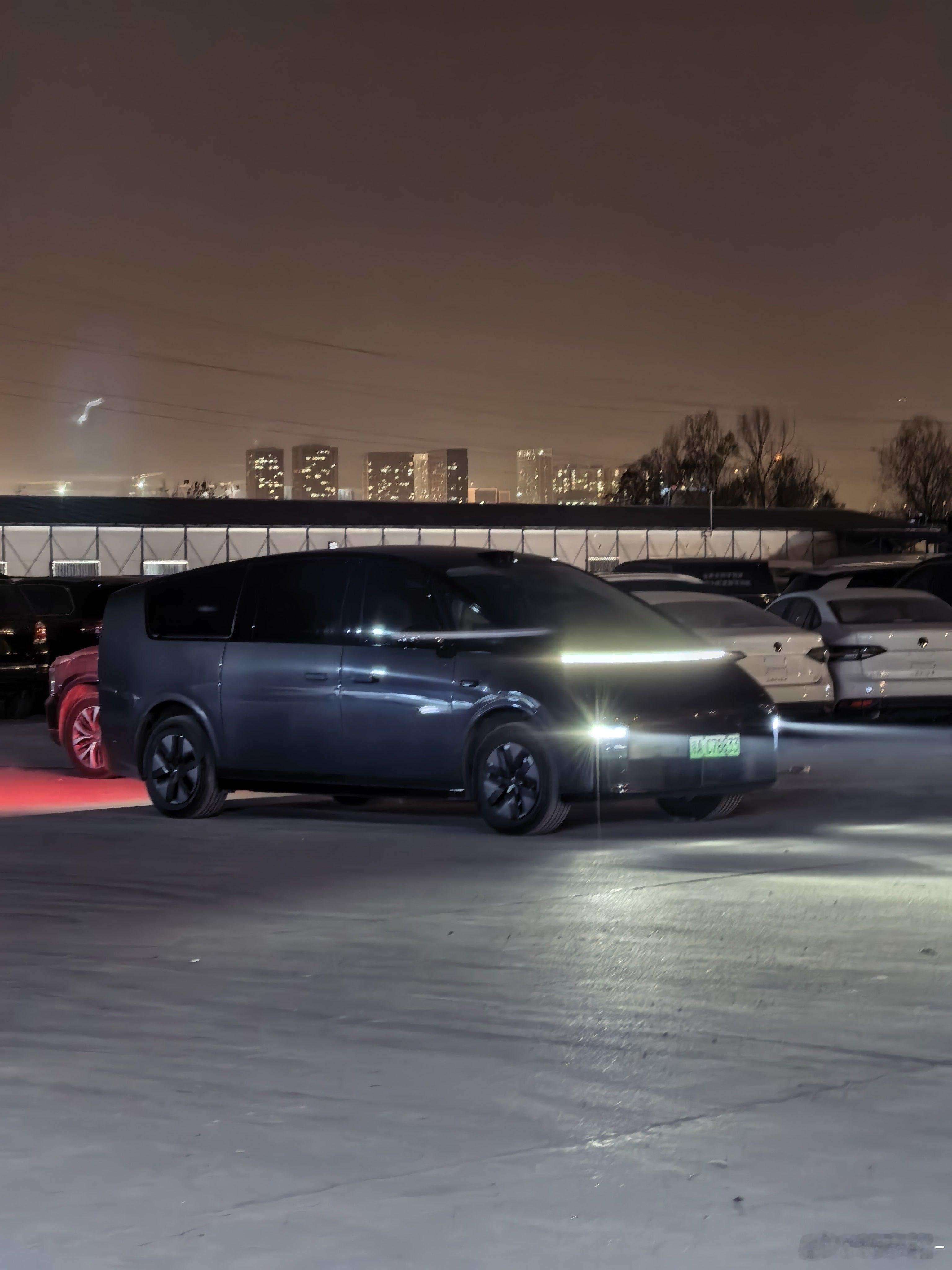 Mega的灯组太特殊了，照片拍的比肉眼清楚看日行灯和主灯组的位置猜都猜个八九不离