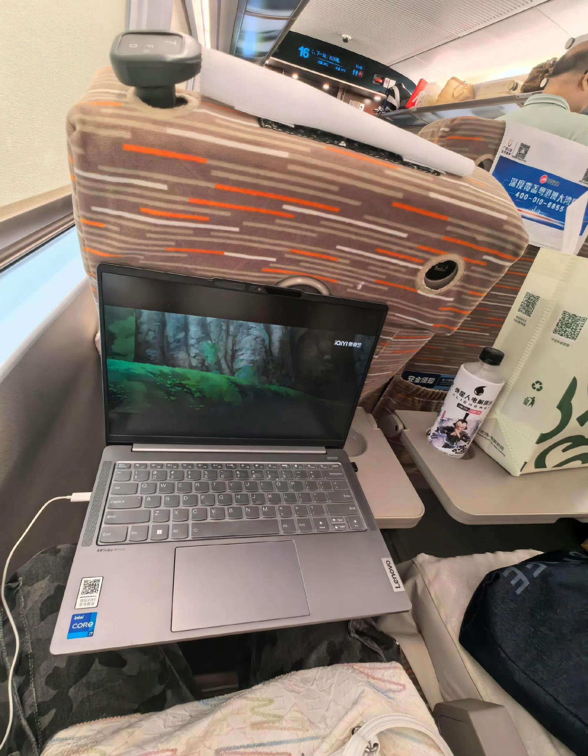 高铁上还是注意点分寸吧​​​