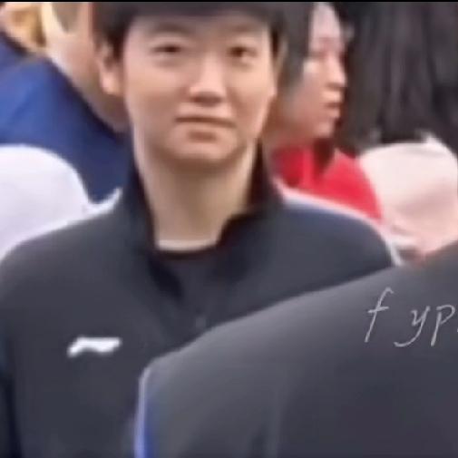 莎莎露出久违的女孩子娇羞模样。因为她和樊振东在一起。
    运动员合影，樊振东