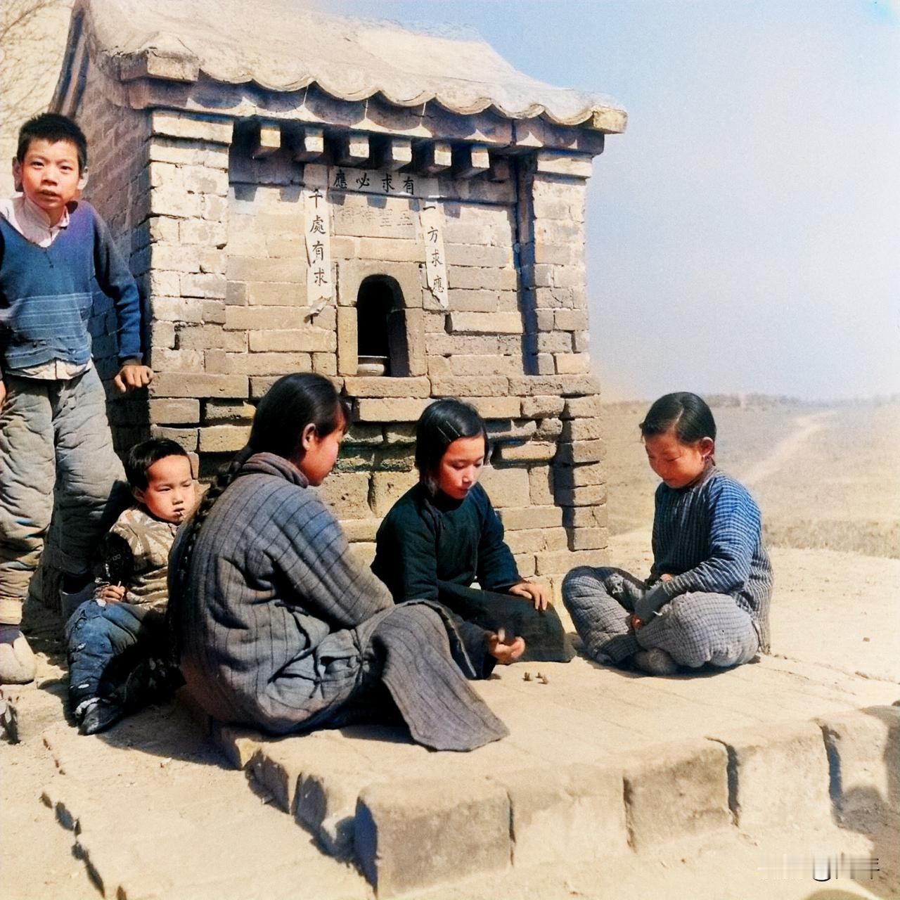 1947年，一名外国摄影师，正在河北采风。忽然，在路边看到一座小庙。庙前的平台上
