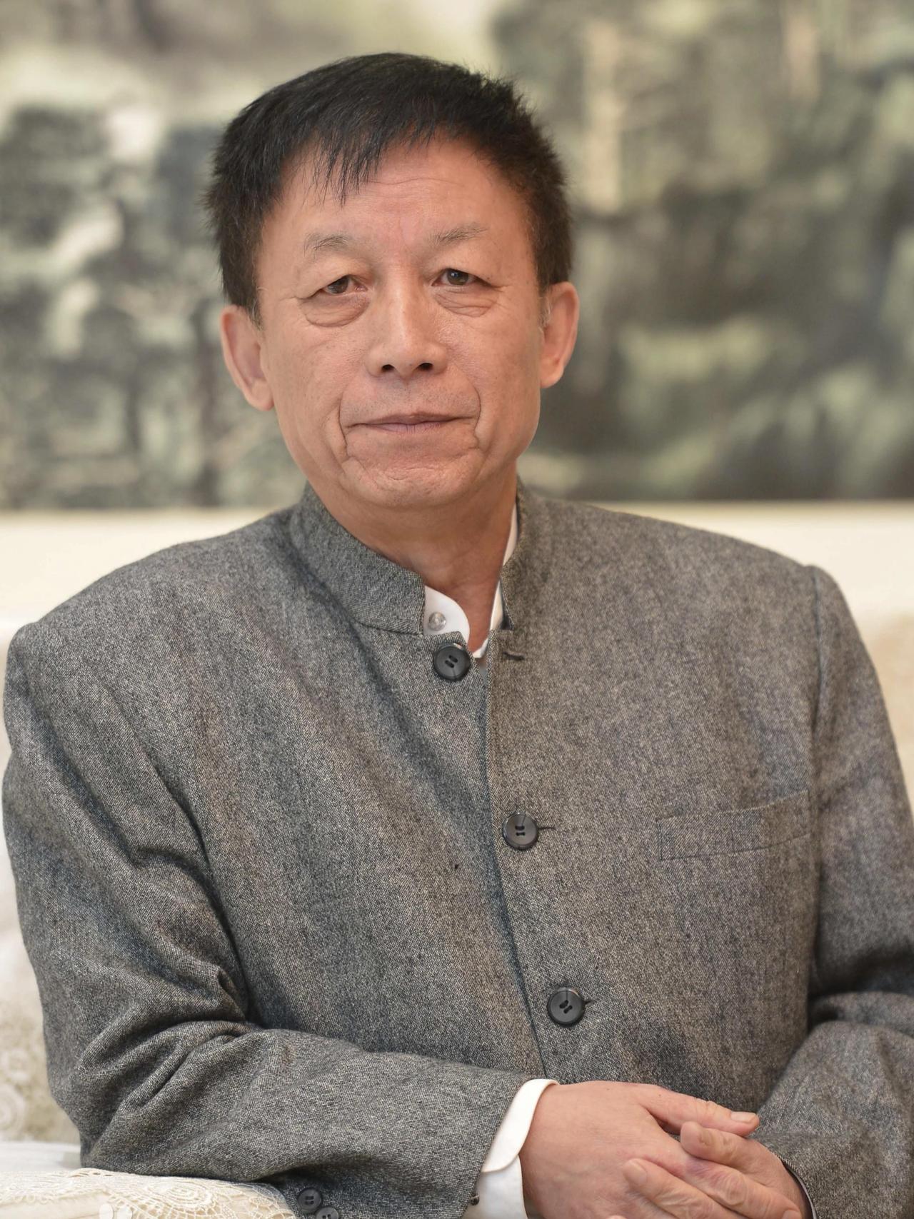 在武大熬了11年，41岁，还是个副教授。
 
辞职信一交，头也不回地走了。
 