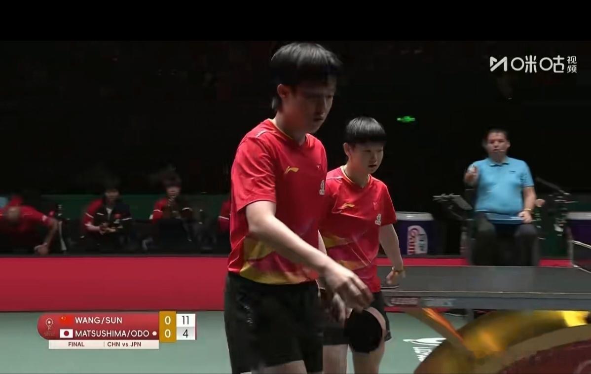 王楚钦/孙颖莎以11-4强势拿下首局，在成都混团世界杯决赛首盘对阵日本组合松岛辉