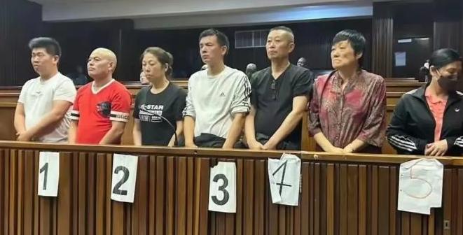 看到这七个中国人在南非的所作所为，真的很震惊！七个中国人在南非开羽绒被套工厂，竟