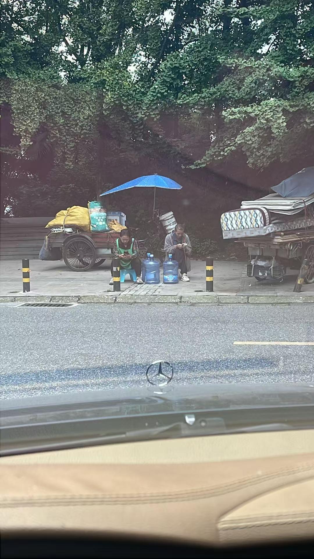 不得不说！成都一夜之间岀现如图之 ，城市之痛的项目，＂牛皮癣再生长＂！谁之过？谁