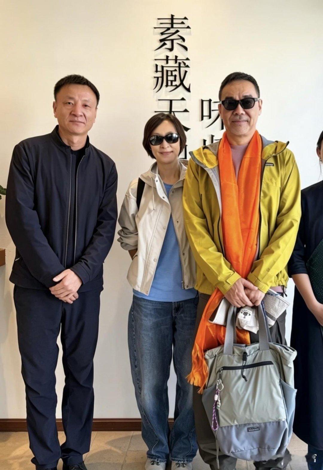 62岁刘青云与妻子郭蔼明在西藏旅行被偶遇，两人都没化妆，状态不错。郭蔼明身材纤瘦