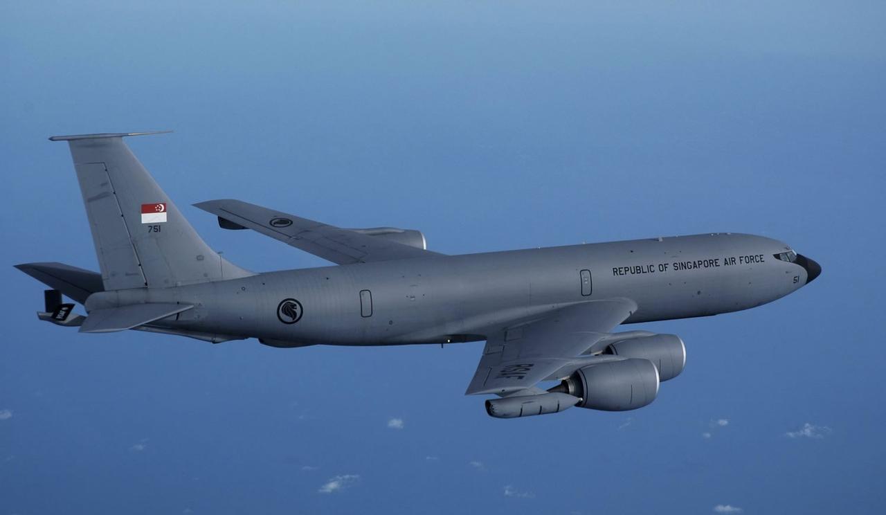 美军 KC - 135R 加油机挂出 7700 紧急代码
          2