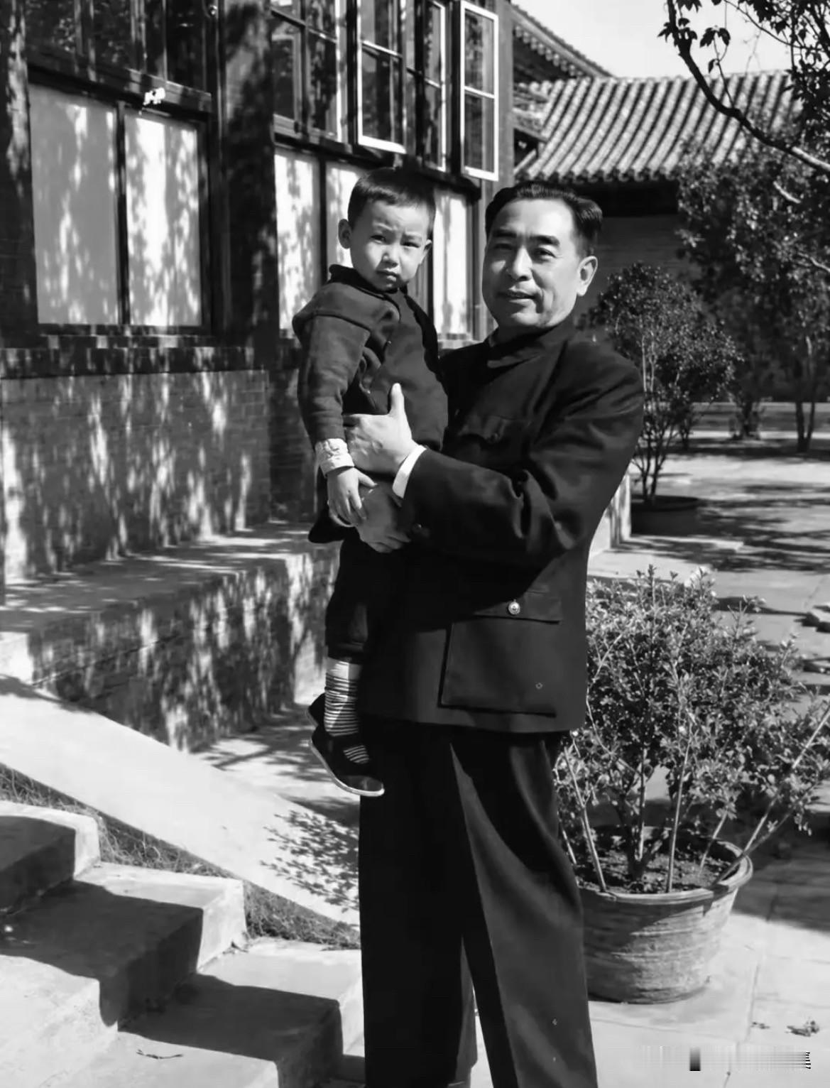 1956年，西花厅，周总理抱着6岁的侄儿周秉和。周总理夫妇虽然没有自己的孩子，但