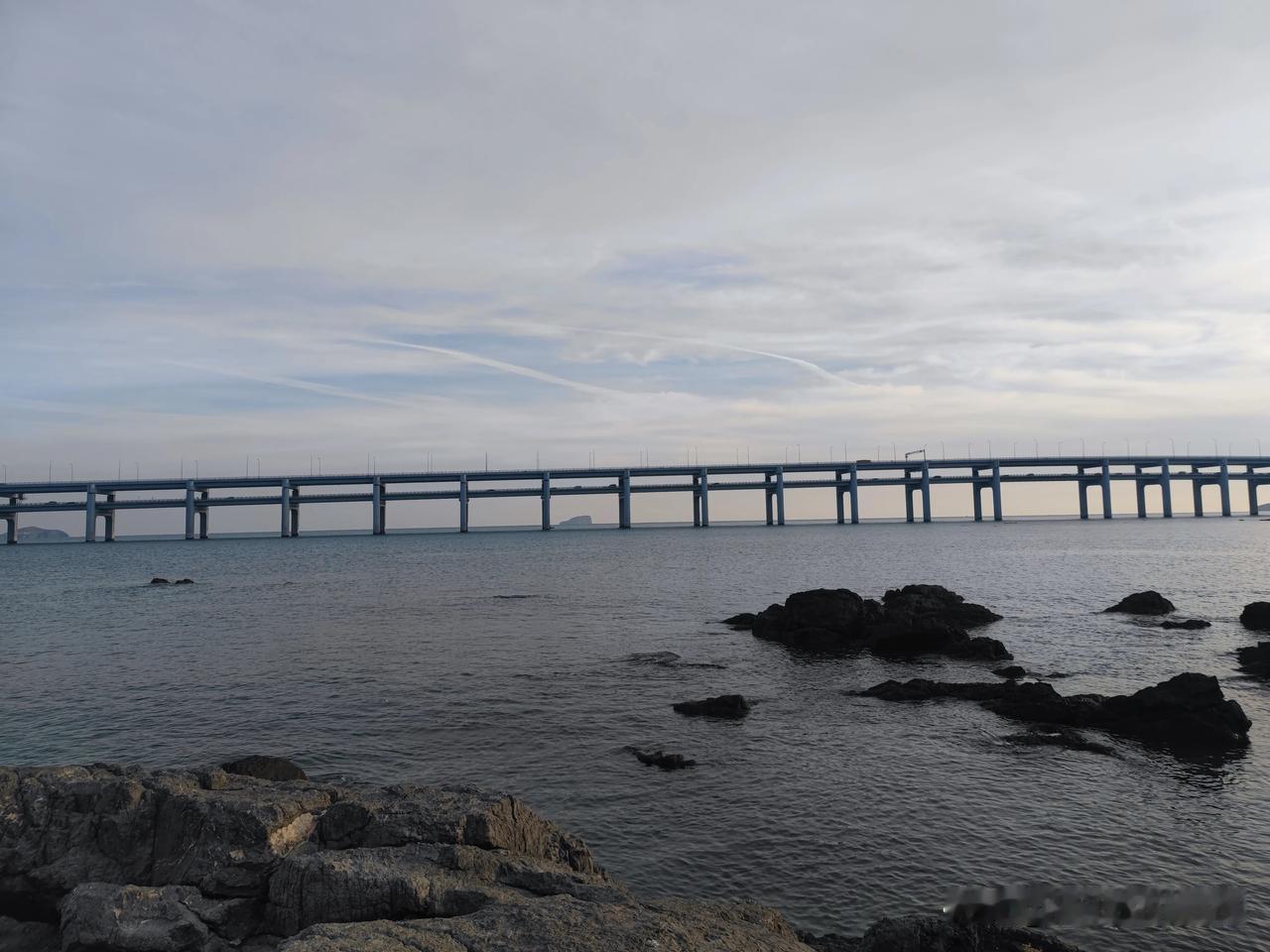 去大连旅游，星海公园前面不知道啥时候修了个大桥，一搜还是网红点。我不知道有没有跟