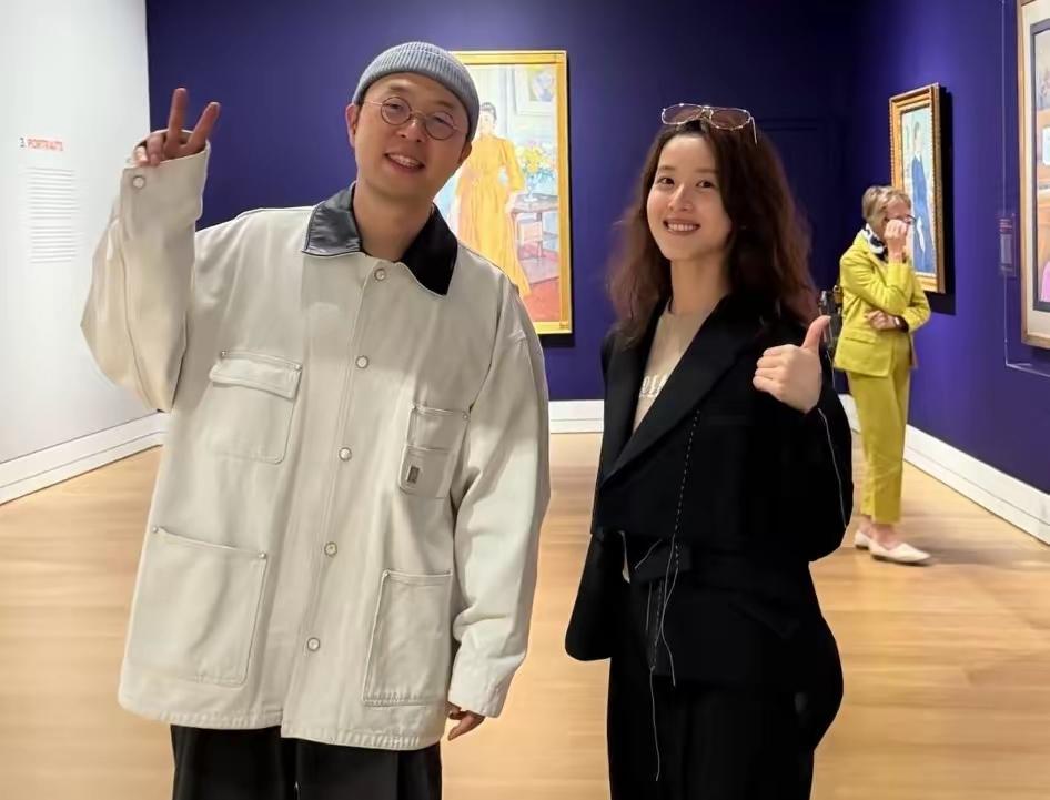 杜海涛章泽天合影引热议，沈梦辰择偶眼光藏玄机
 
看杜海涛与章泽天的合影，突然信