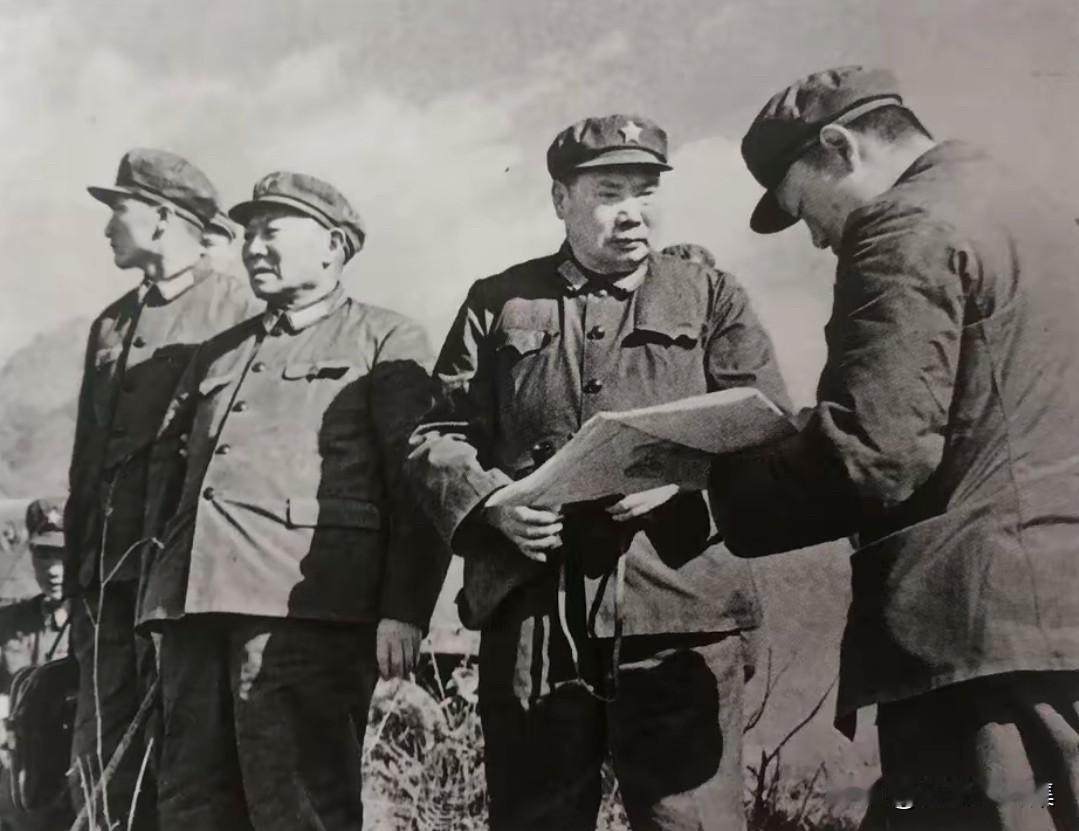 1979年，昆明军区司令员杨得志在对越自卫反击战前线指挥的老照片。2月17日凌晨