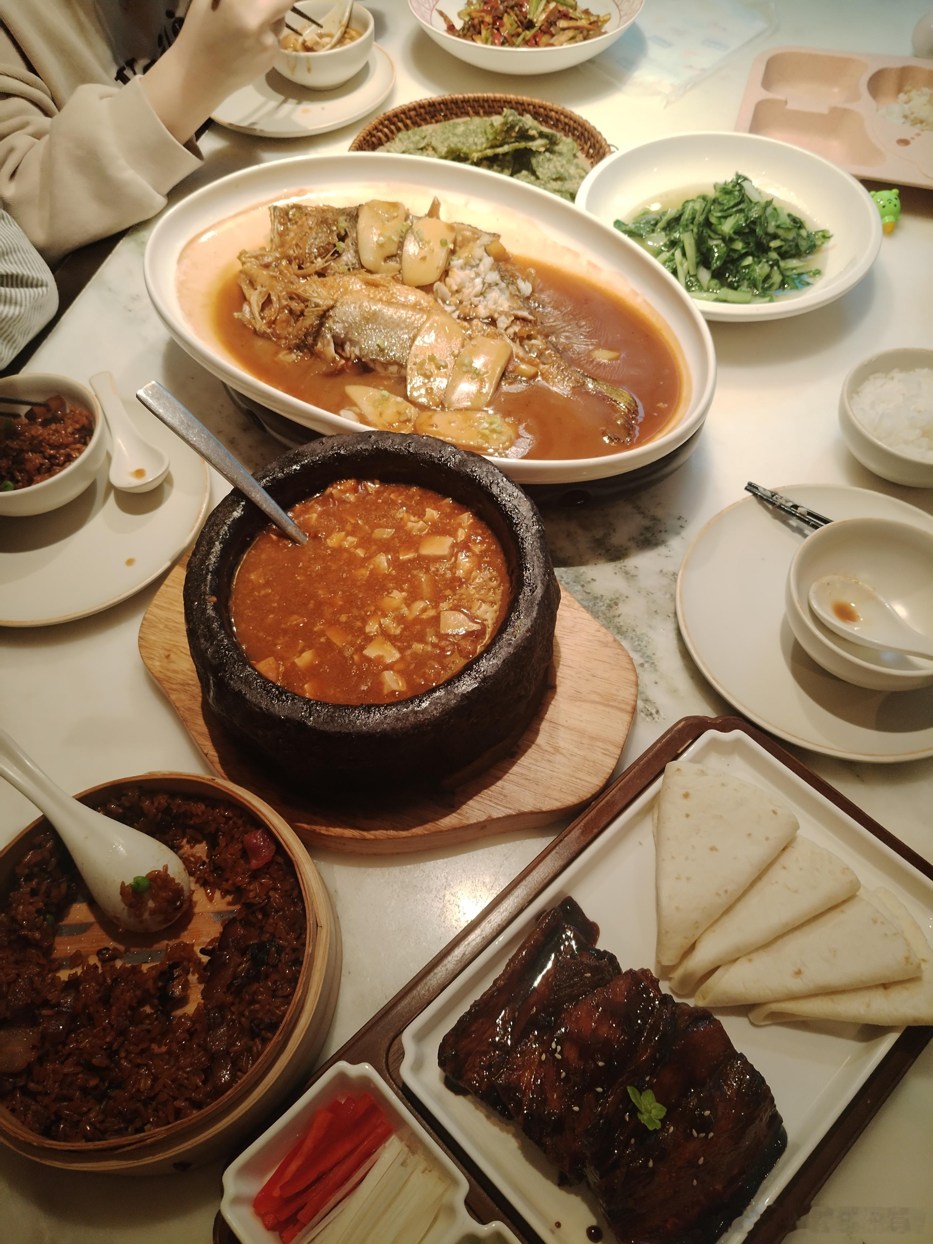 炒股人一定要知道，别总想着一步登天，一夜暴富那都是故事里才有的事。那些在市场里真