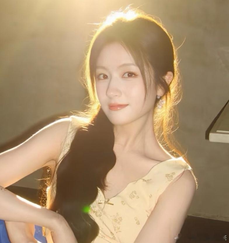 李兰迪明媚的像小太阳，你说怎么回事呢，看到她就会不由自主的嘴角上扬，她身上蓬勃的