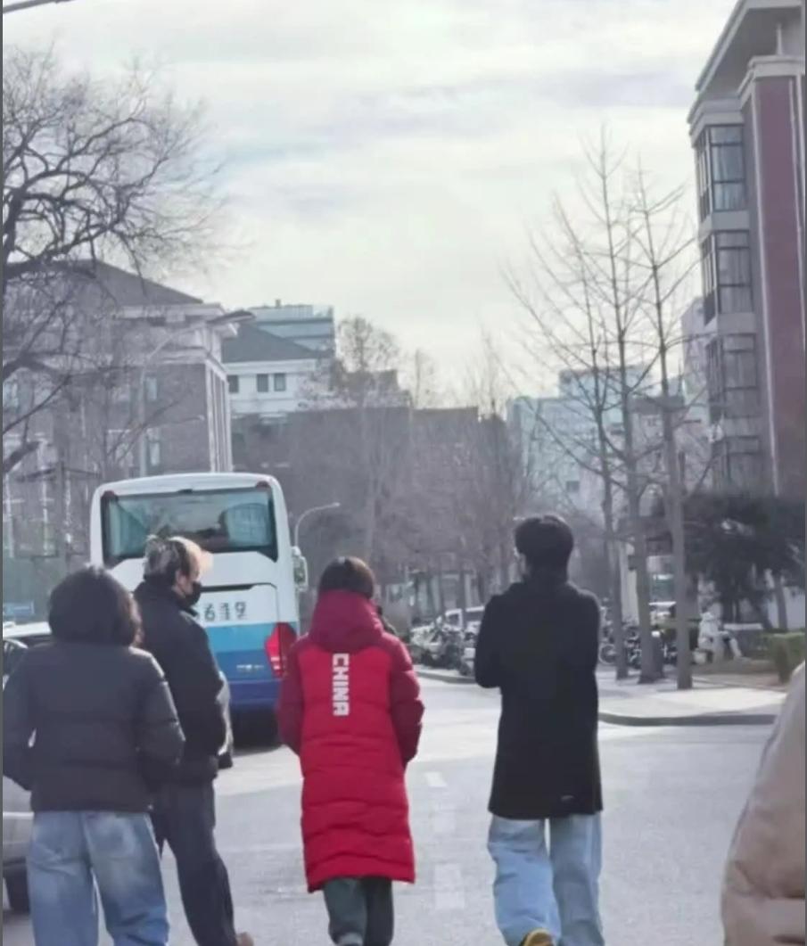 终于出现了，还有妈妈陪着，网友直呼幸福死了。
大头妈妈陪大头溜达北大校园，边走边