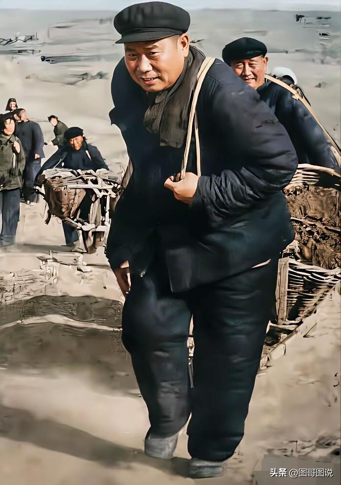 这绝对不是摆拍，而是真正体现了老一辈革命家的人民本色，杨得志任济南军区司令员时，