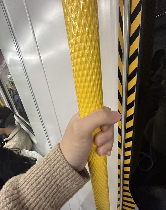 为什么港铁本土扶手还是黄色
深圳4号线的就掉完了，13号线压根没上色地铁 港铁 