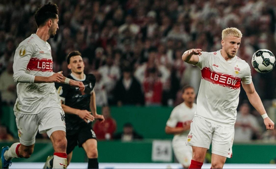 德国杯卫冕冠军斯图加特再次杀入决赛！他们在半决赛中通过加时赛2-1绝杀弗赖堡，决