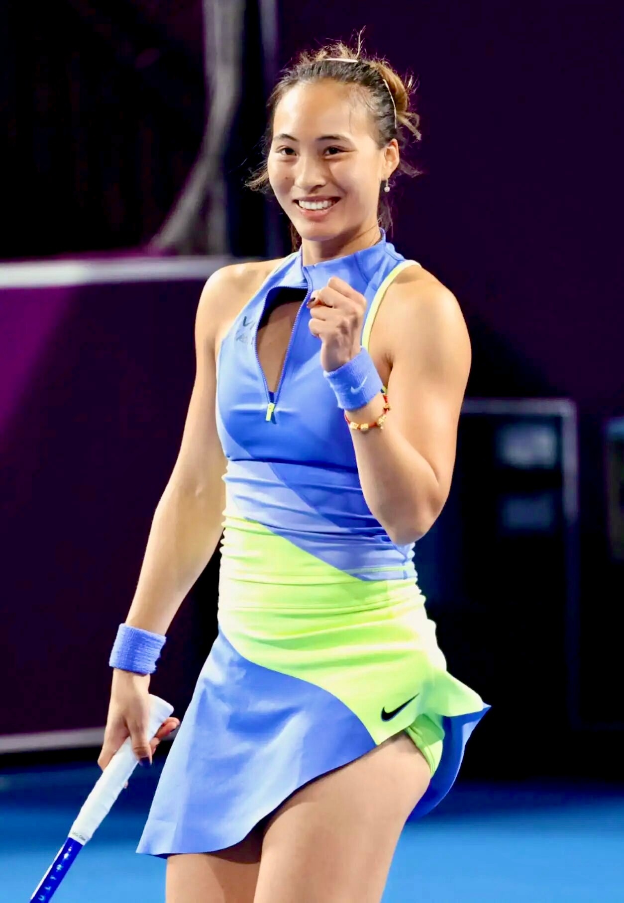 昨夜在WTA1000多哈站的1/8决赛上，郑钦文以6-4、2-6、5-7三盘不敌