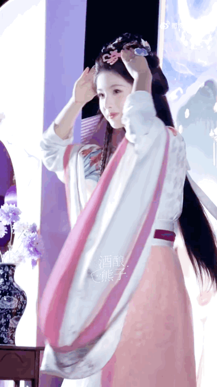 艾米宝雀骨杀青现场转圈饭撒萌化我了！小碎步转圈圈脸颊比心🫶，这波可爱暴击直接心