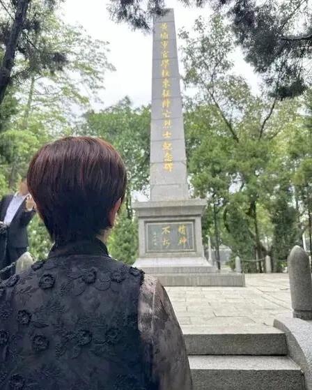 国民档前主席洪秀柱祭拜惠州市黄埔军校东征阵亡烈士，并向纪念碑致敬。洪秀柱说回想国