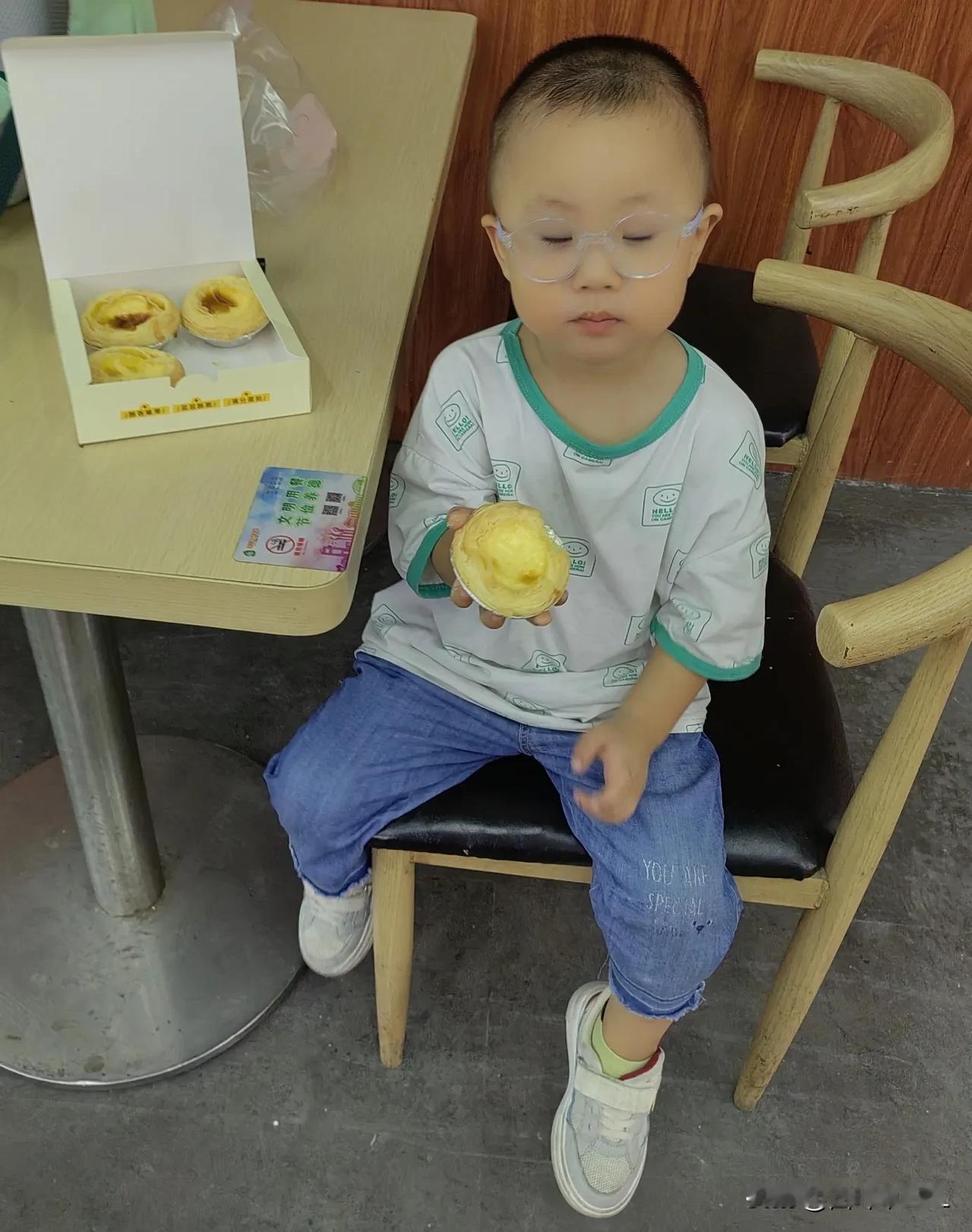 带二宝出去玩，经过一个商场，就进去看一下，刚好有卖蛋挞的，五块钱一个，二宝想吃，