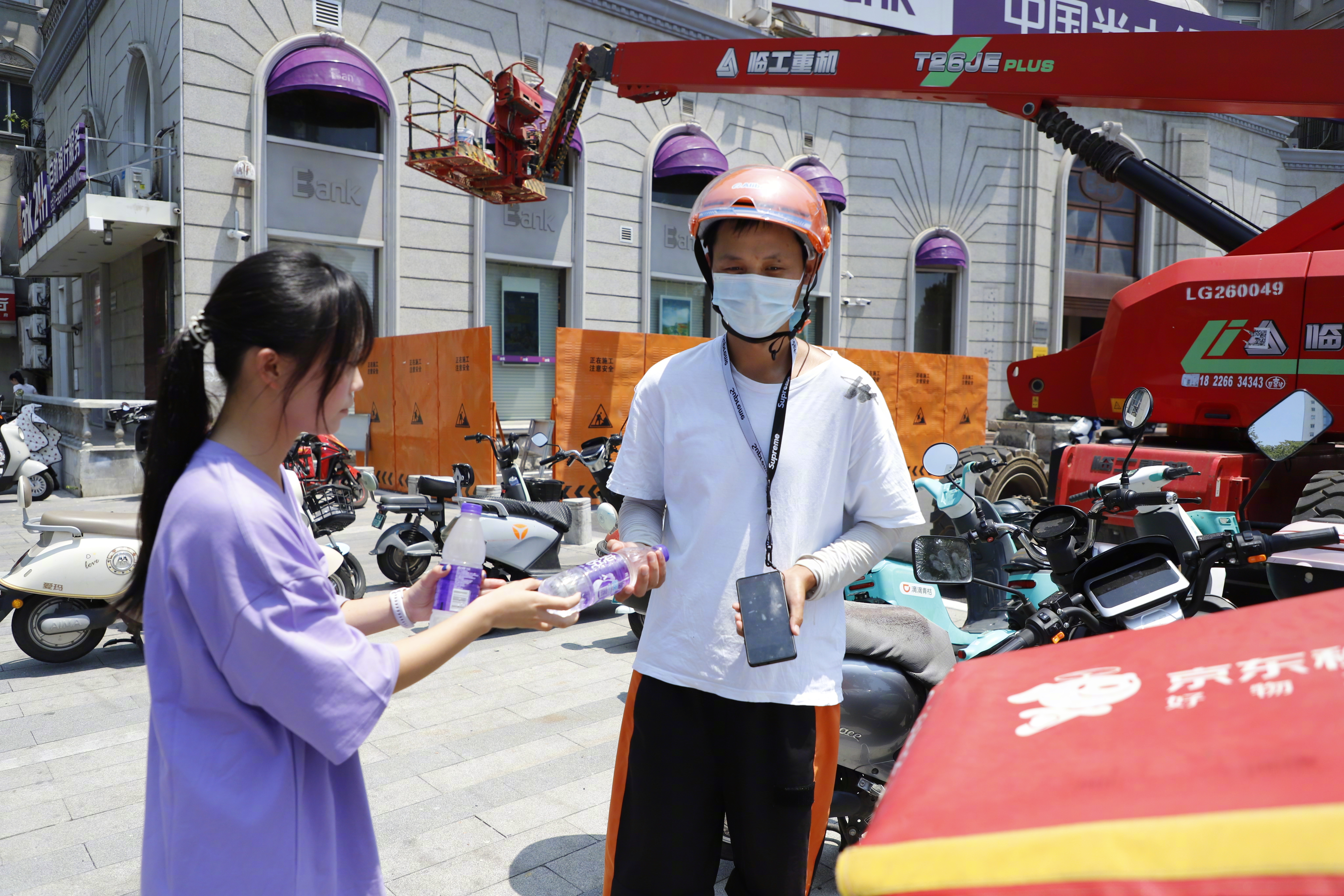 🧊 爱心接力，我们在乎高温“烤”验仍在继续，合肥太古可口可乐的爱心接力也从未停