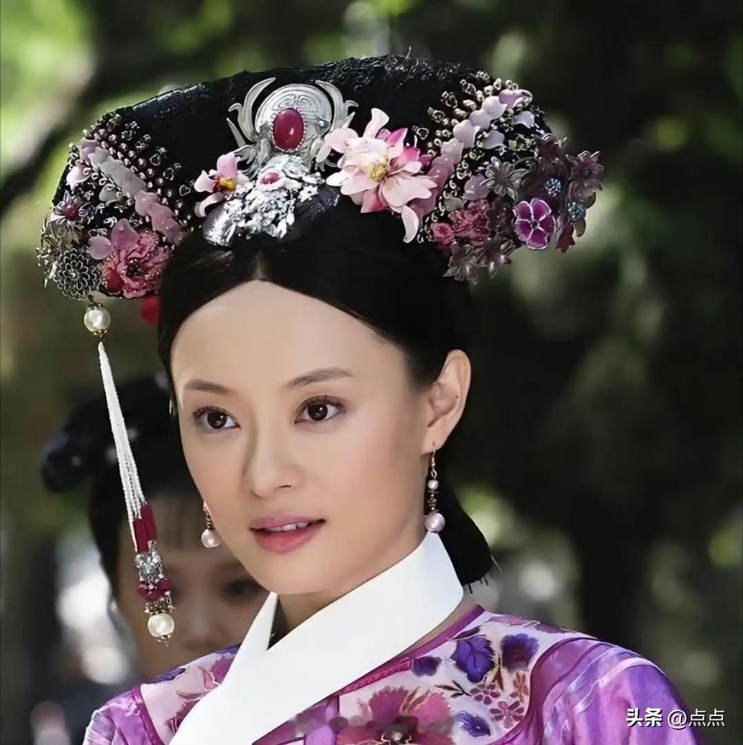 孙俪本名其实是孙丽，后来特意在丽字旁加上单人旁，更名孙俪。一来能更好区分大众，提