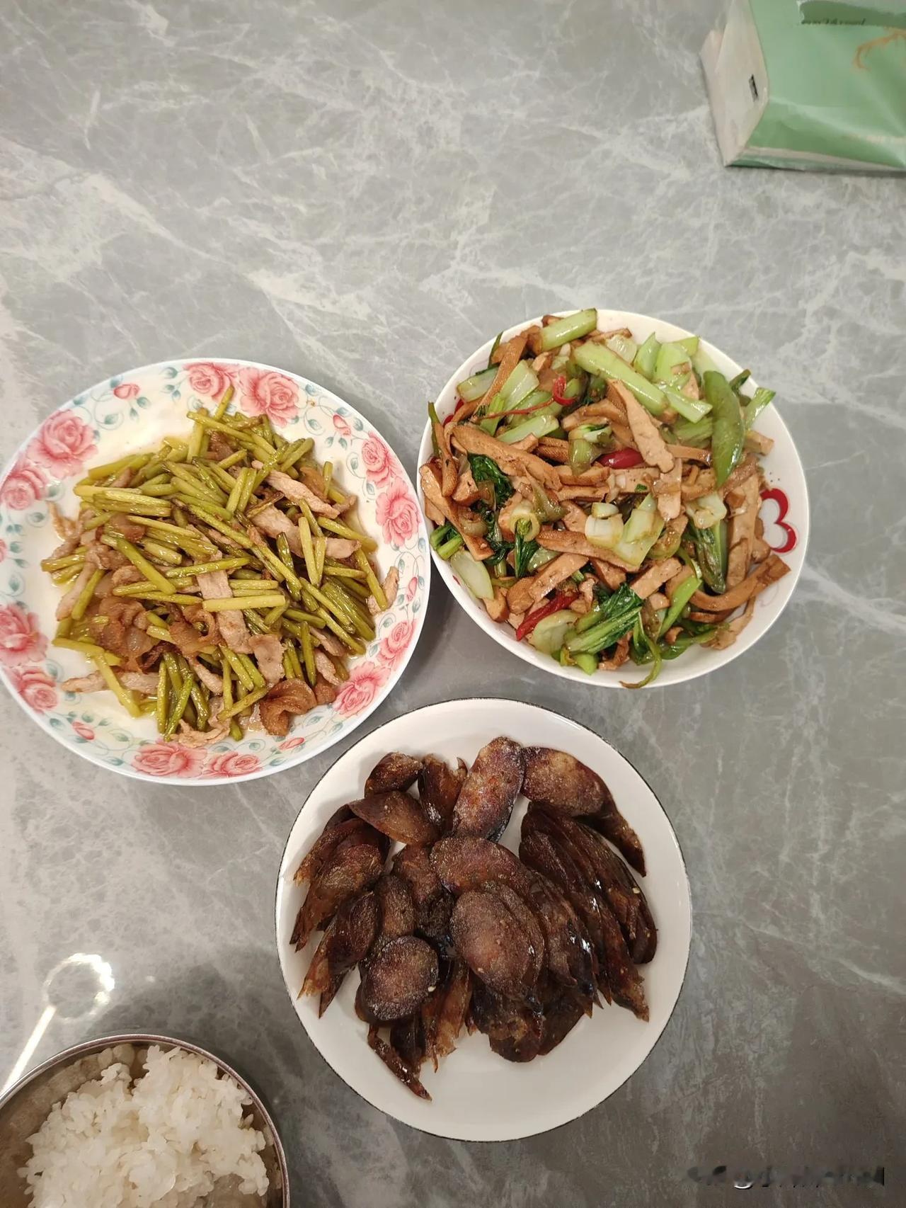 菜园子的菜快快长起来……进入我的大炒锅，进入我饥饿的胃里来[星星眼]
各种青菜都