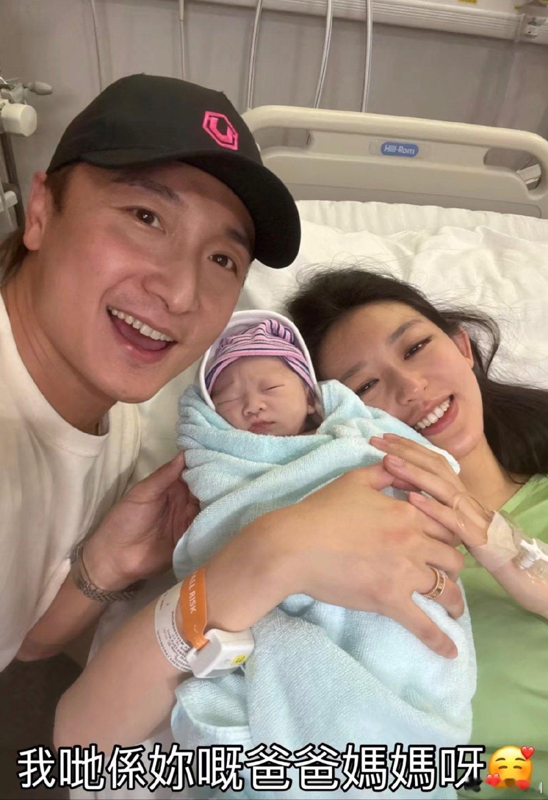 方力申一家三口合照方力申一家三口全家福 方力申得女，他在分享里说宝宝模样总变，一