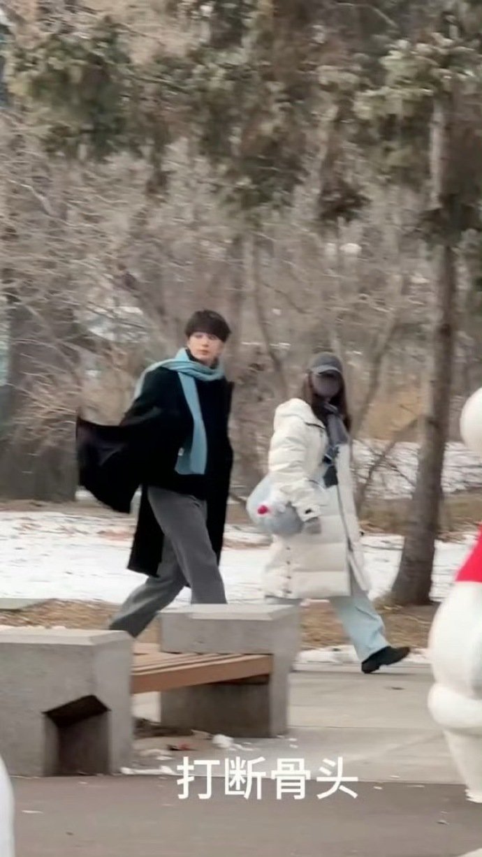 刘耀文用衣角打招呼刘耀文挥舞衣角打招呼 刘耀文挥舞衣角打招呼 