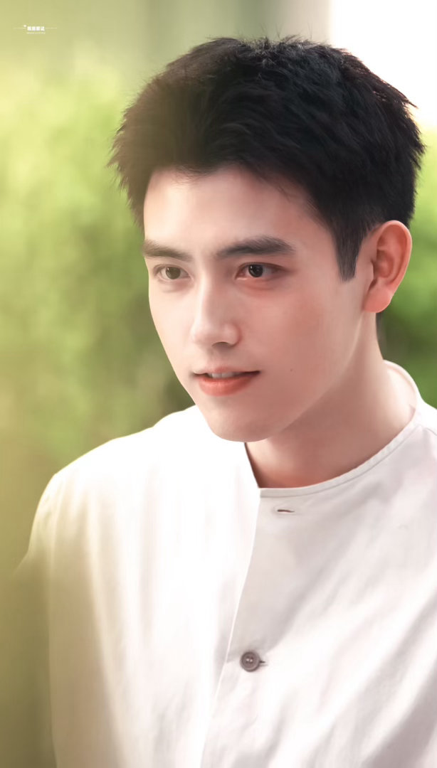 陈飞宇花絮得了陈凯歌真传白日提灯 光影是这组花絮的灵魂。雨夜那组，雨水打在脸上，