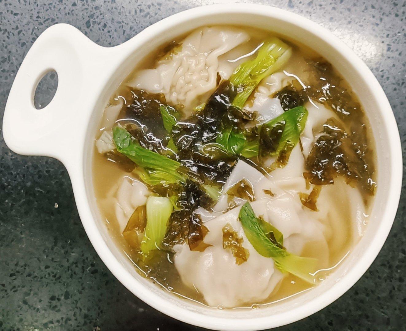 #糖糖的饭饭##科学育儿营养护航# 昨天午餐：猪肉鲜虾蘑菇馅馄饨；晚餐：面包，红