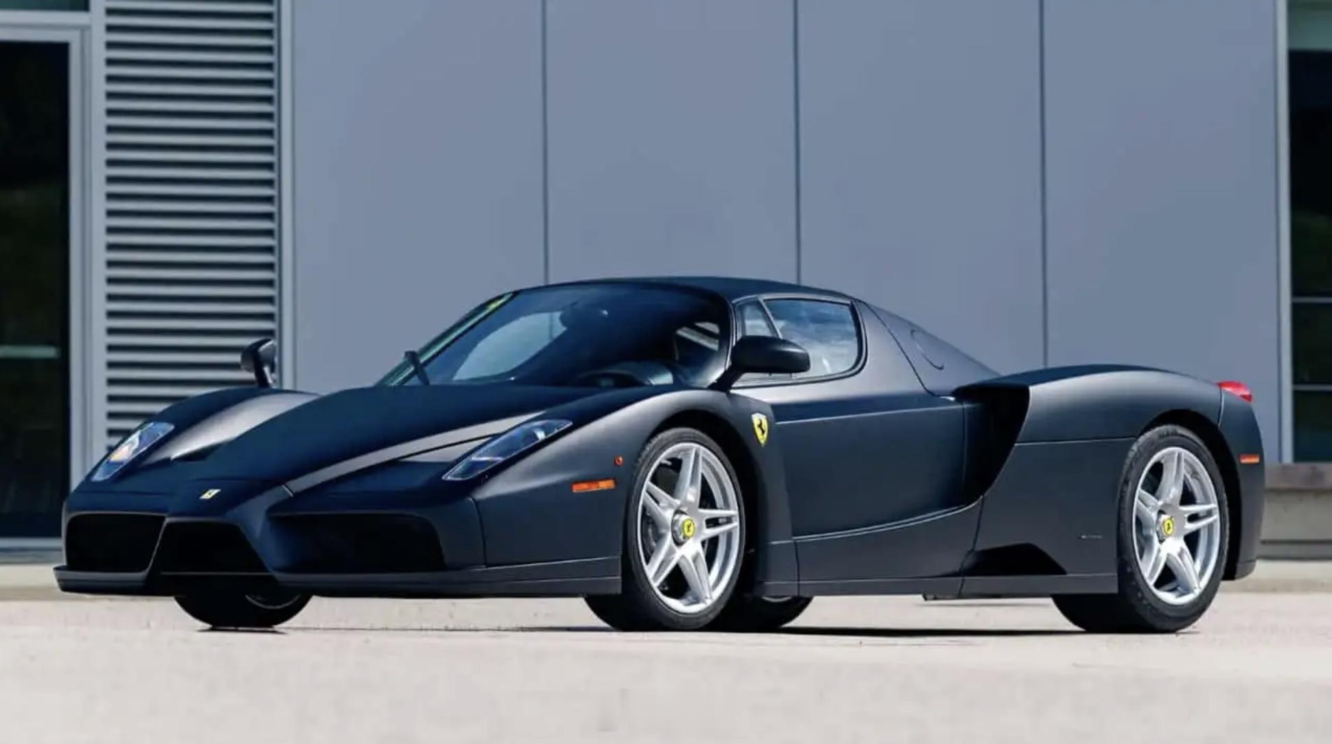 全球约 400 辆法拉利 Enzo 中，唯一一辆原厂喷涂哑光黑车漆的 2004 