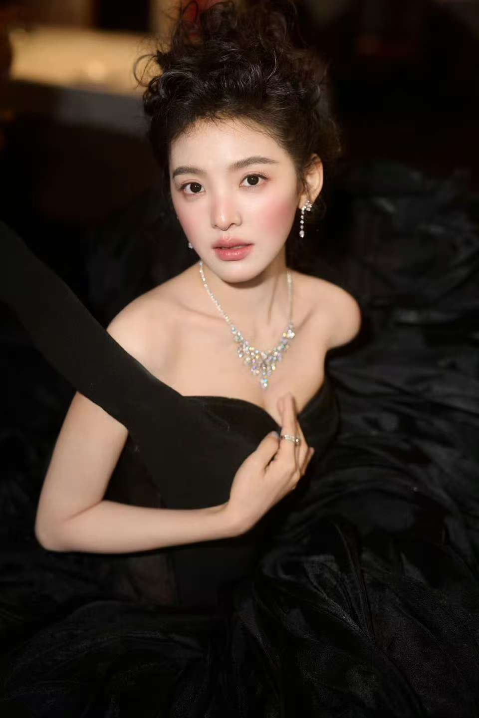 章若楠雷霆发型谁给章若楠做的造型谁给章若楠做的造型 受不了了 