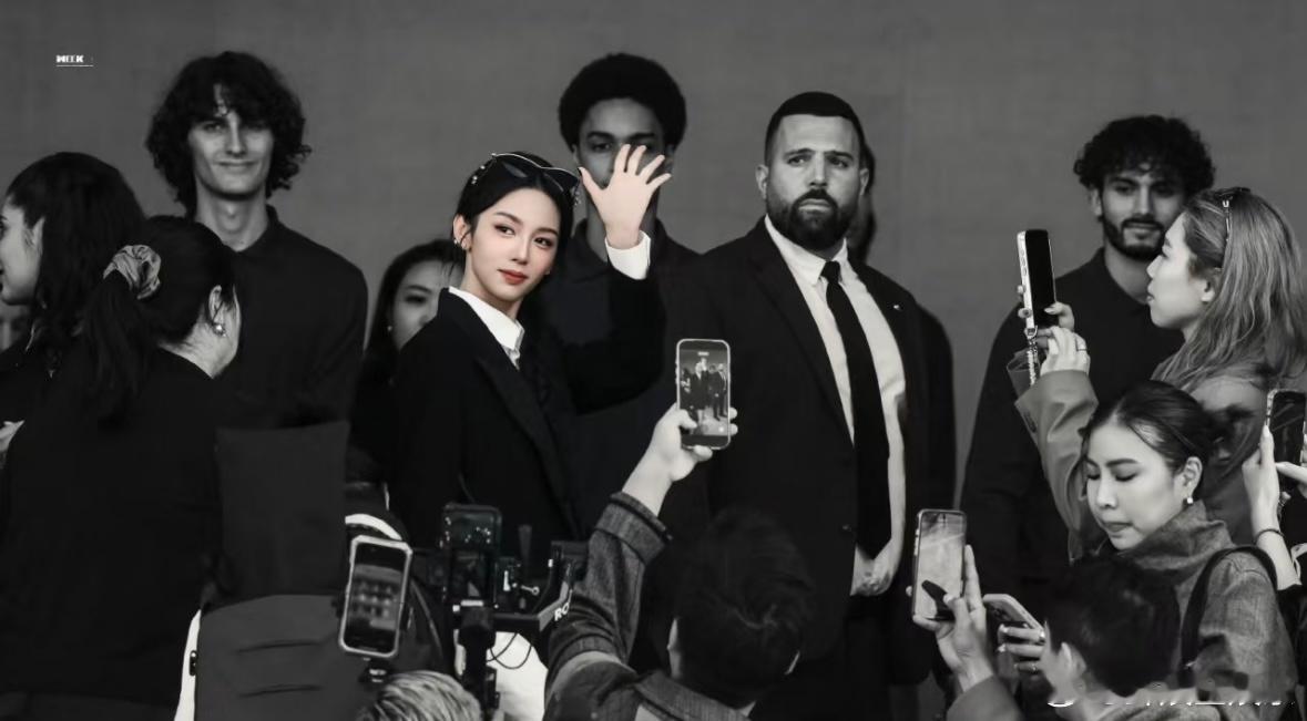 周也巴黎时装周神图有了周也巴黎时装周神图 站姐真的太会拍了 ​​​