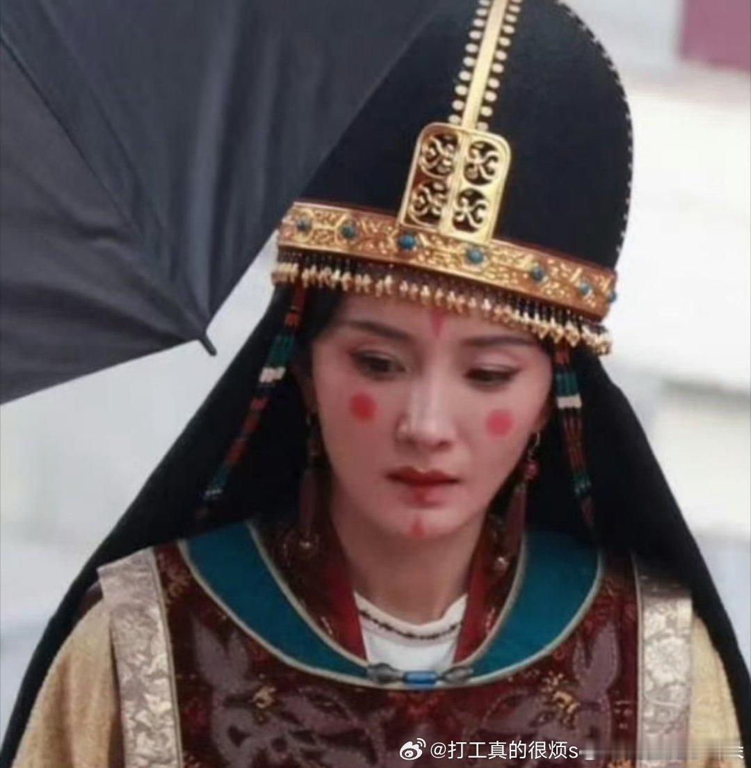 实在是这个帽子的材质质感形状呈现就太稠了，像个特别僵硬的倒扣塑料椭圆钵配廉价假金