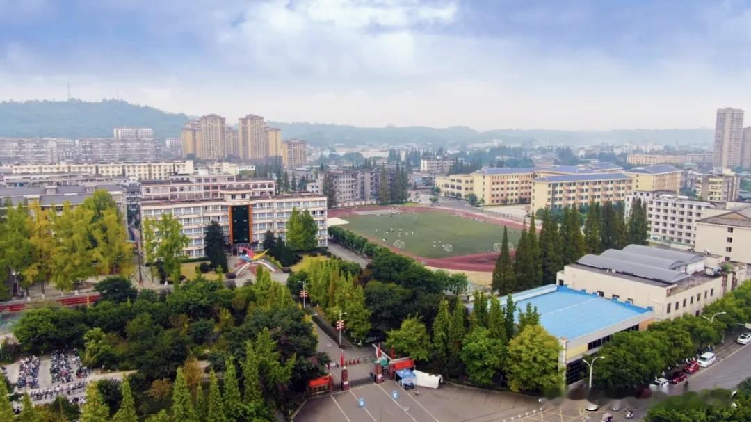 2026年高考，洪雅中学育人成果迎来集中释放，多项核心指标位居眉山县域高中前列。
